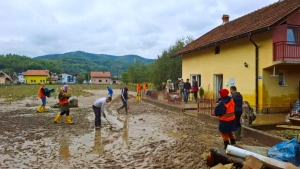 Prema Svjetskom indeksu udjeljivanja (2024), Bosna i Hercegovina se nalazi na 61. mjestu. Skoro svakih šest od deset stanovnika je pomoglo strancu i skoro svakih šest od deset je doniralo novac. Međutim, nivo volontiranja je tek 12%.