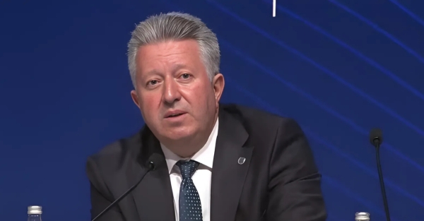 Aksar: "Međunarodno pravo ima svoja pravna lica, pravna pravila i mehanizme izvr&scaron;enja. Države, međunarodne organizacije i pojedinci su subjekti međunarodnog prava. Međunarodno krivično pravo ima za cilj da provede individualnu krivičnu odgovornost onih koji su počinili/ učestvovali u počinjenju međunarodnih zločina, putem nacionalnih ili međunarodnih sudova." (Screenshot: YT - Anayasa Mahkemesi Başkanlığı)