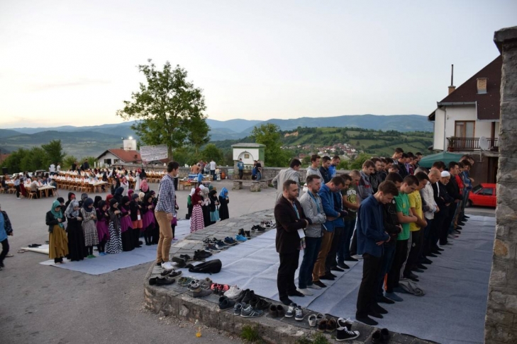 Predivan ambijent na iftaru u Pruscu