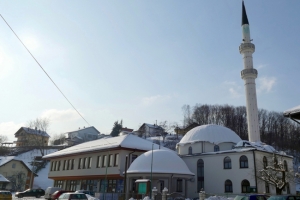 Vandalizam u Kiseljaku: Pivskim flašama gađali i oštetili Gradsku džamiju