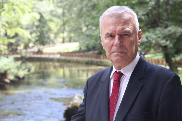 Spahić: Ne može se tolerisati vodovodni sistem iz kojeg se vi&scaron;e izgubi vode nego &scaron;to prime potro&scaron;ači&hellip; S tim u vezi bilo bi potrebno za&scaron;tititi sve planinske tokove, koji nose čistu pitku vodu od devastacije; posebno zabraniti sječu &scaron;ume, jer bez &scaron;ume nema ni vode!