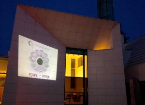 Livno: Projekcija cvijeta Srebrenice na fasadi Ćurčinice