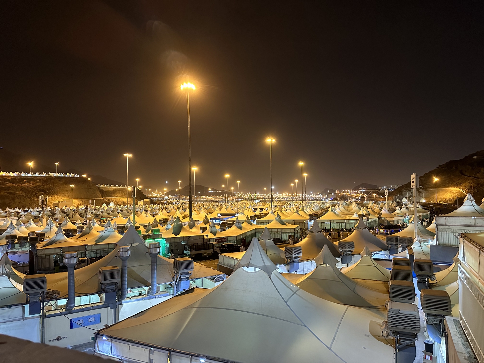 Mina, labirint hiljada bijelih šatora, na pola puta između Kabe i Arefata