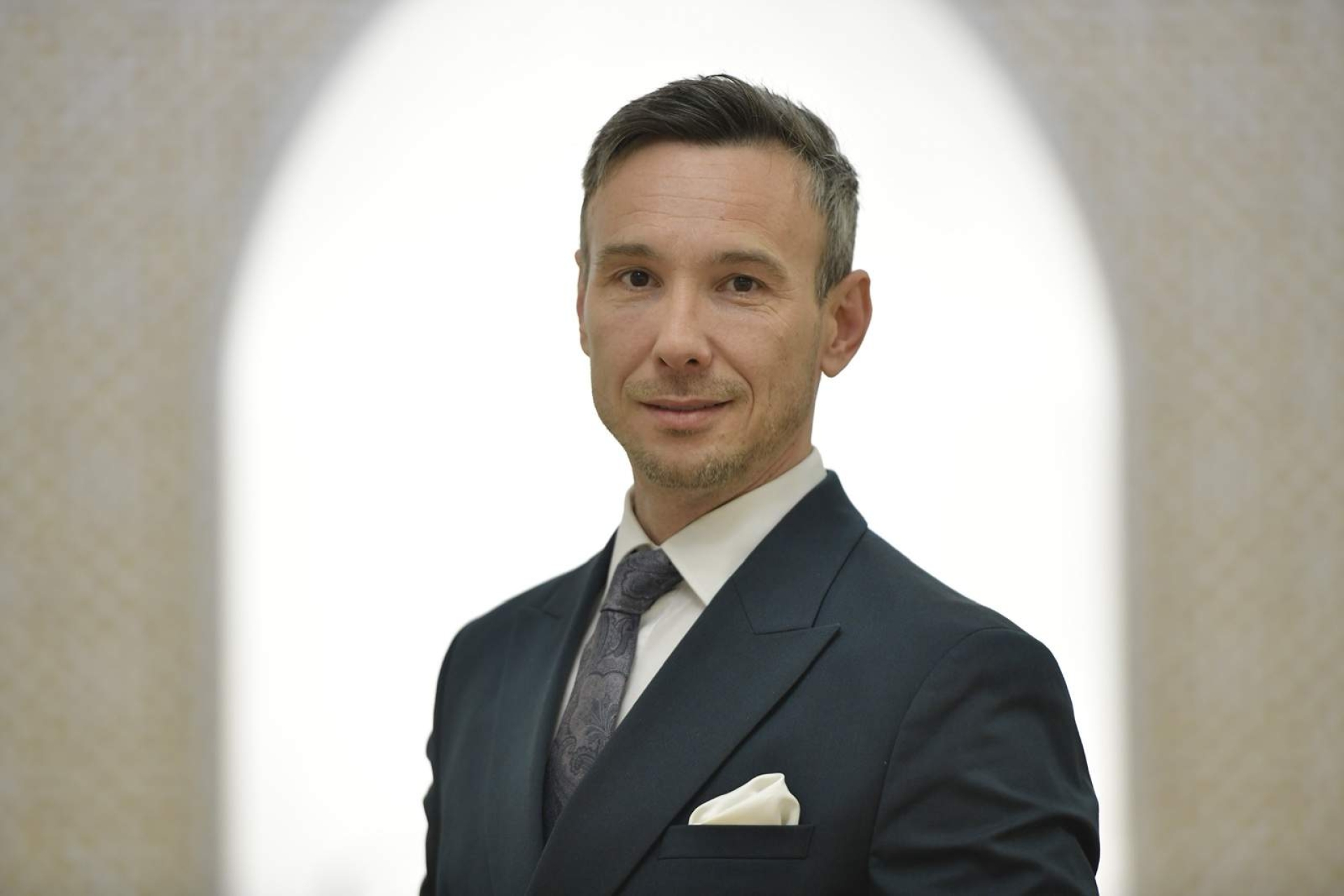 Razlog stagnacije je nekorištenje ljudskih resursa i sindrom da se vlada posredstvom kulta ličnosti