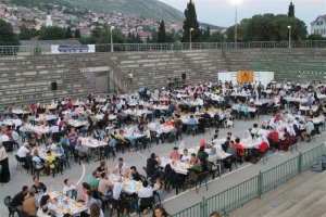 Mostar: Veliki iftar u Svjevernom Logoru