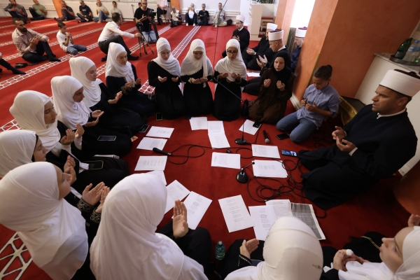 Mektepski hor Medžlisa Zenica tokom mevludskog programa u džematu Babina Rijeka, Ensar džamija