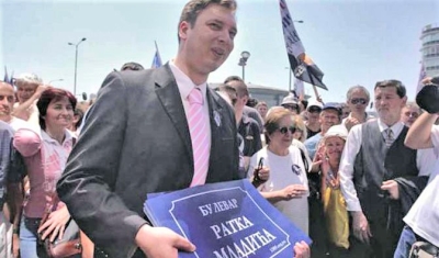 Aktuelni predsjednik Srbije Aleksandar Vučić s tablom &quot;Bulevar Ratka Mladića&quot; koju je kao tadašnji sekretar Šešeljove Radikalne stranke 2007. godine zalijepio na zgradu B92