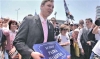 Aktuelni predsjednik Srbije Aleksandar Vučić s tablom &quot;Bulevar Ratka Mladića&quot; koju je kao tadašnji sekretar Šešeljove Radikalne stranke 2007. godine zalijepio na zgradu B92