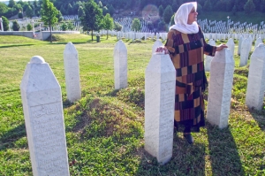 “Ovo što ja živim nije život. Ovo je samo kazna da živite bez cijele porodice. Bez čitave porodice, bez ikoga. Da sebi postavljate pitanja, svaku noć, hiljadu pitanja, a da nemate nikakvih odgovora. Prošlo je dvadeset godina od kada se desio Srebrenički genocid. Za mene, to je kao dvadeset minuta. Cijelo vrijeme patim za mojom djecom. Nikad ne bih poželjela ovakav život čak ni tim počiniocima!”  Majka Srebrenice Hatidža Mehmedović (1952-2018.)