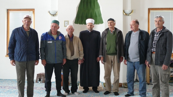 Poslije džuma-namaza u Kaljini, prisutne džematlije s glavnim imamom Sead-ef. Drinjakom