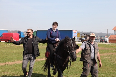 Amer Tarabar (lijevo) omogućio je djeci s posebnim potrebama besplatno terapijsko  jahanje