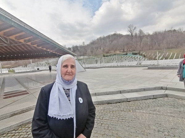Munira Suba&scaron;ić, predsjednica Udruženja Pokret Majke enklava Srebrenica i Žepa: Pozivam sve države svijeta da pokažu da po&scaron;tuju procese pravde, da su na strani istine. Svi koji ne budu dali glas za rezoluciju oni ne pripadaju čovječanstvu, oni su oni koji ne stoje iza ljudskih vrijednosti. Oni će i sebe i svoj narod utopiti u laž i neistinu, a to je život u tami, mraku i nesreći.