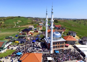 Džamija u Glogovcu na dan svečanosti 20. aprila 2019. godine (Foto cazin.net)