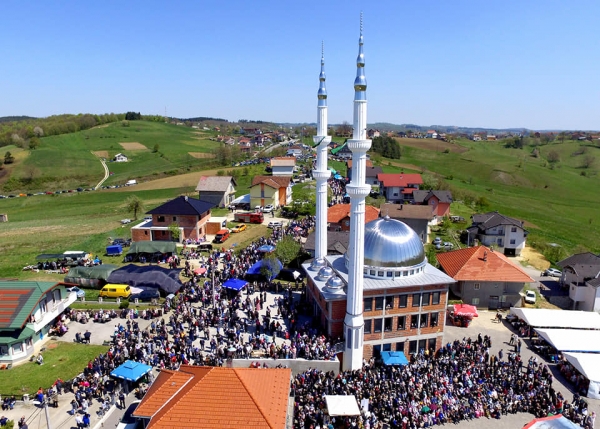 Džamija u Glogovcu na dan svečanosti 20. aprila 2019. godine (Foto cazin.net)