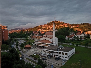 Džemat Alipašino C-faza osnovan je 1992. godine, izgradnja cijelog infrastrukturnog kompleksa je završena 2019. godine/ Broji oko 450 članova