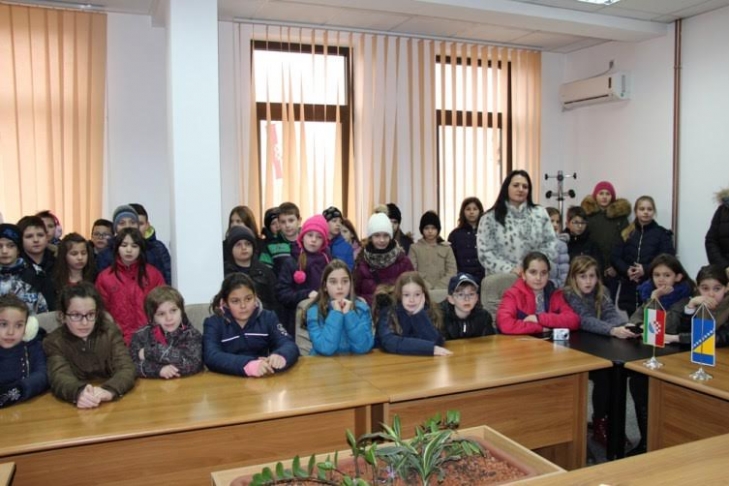 Orašje: Učenici iz Odžaka posjetili džamiju Aziziju