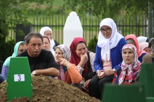 Dvadeset sedam godina nakon što su ubijeni u mezare spuštena tri šehida Bratunca