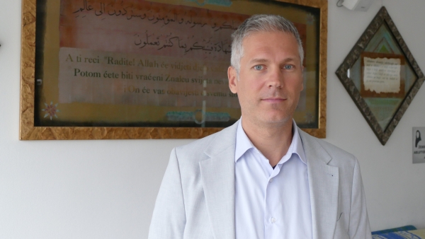 Momčilović: Samo ako zadržimo čovjeka – s njegovom odgovornošću, empatijom i kritičkim mišljenjem – “u petlji”, UI i robotika mogu biti oruđe za dobrobit, a ne instrument dehumanizacije.