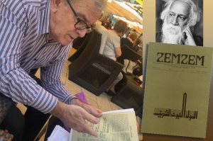Profesor Mehmedalija Hadžić nam pokazuje arapski tekst i njegov bosanski prijevod koji je izašao u Zemzemu 1986. godine